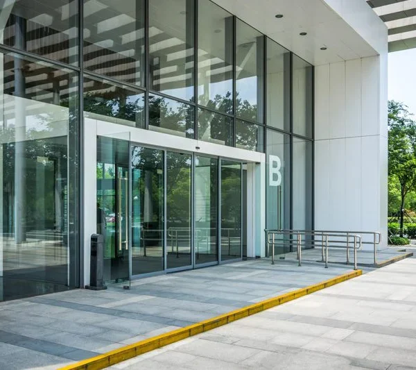 درب شیشه ‌ای ریلی یا لولایی؟ کدام بهتر است؟