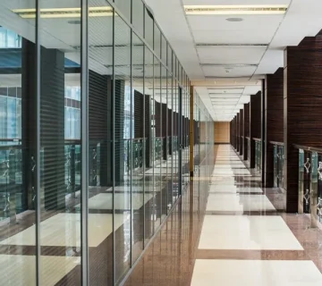 عوامل تاثیرگذار در انتخاب انواع نرده شیشه ای